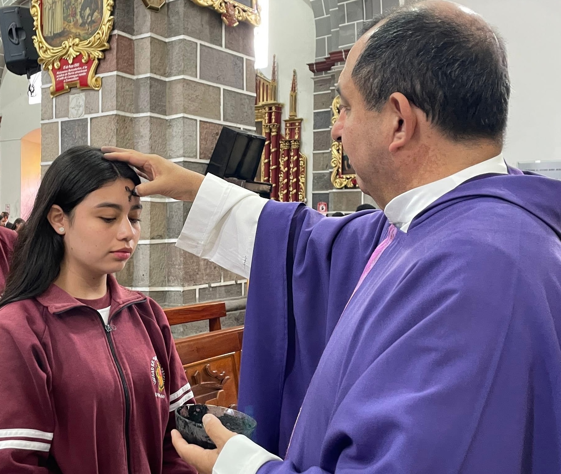 Imposición de la ceniza a un estudiante, Miércoles de Ceniza